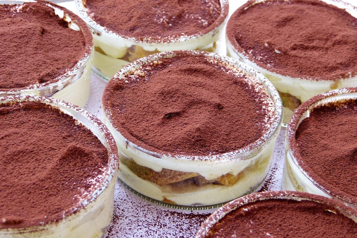 Tiramisu individuel au cacao dans des ramequins