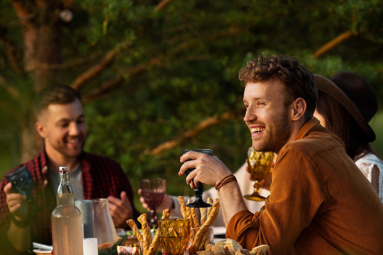 Table de restaurant dressée en soirée, prête à accueillir des clients